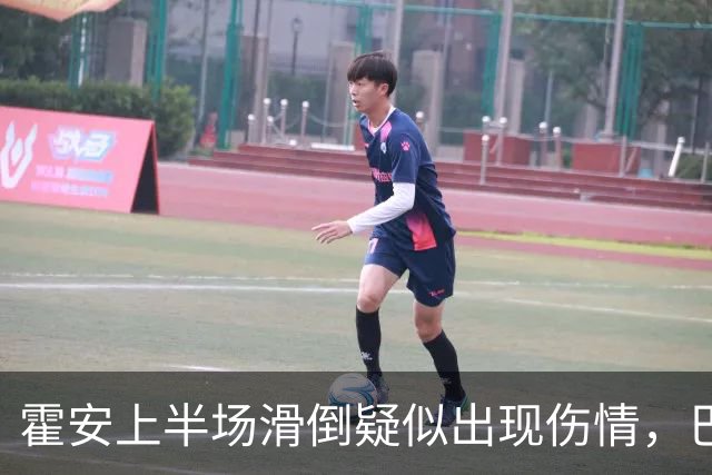 霍安上半场滑倒疑似出现伤情，巴萨半场换门将，36岁什琴斯尼登场